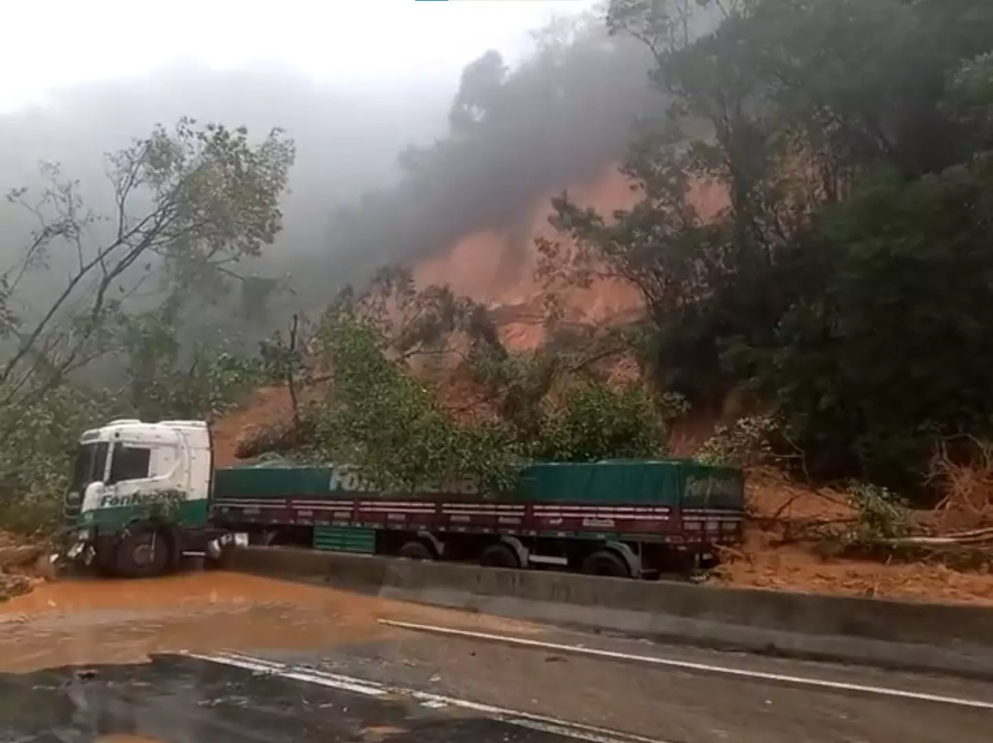 Motoristas não devem pegar a estrada de ligação entre Paraná e Santa Catarina via BR-376/PR e BR-101/SC – na ligação da Serra do Mar em Guaratuba-PR